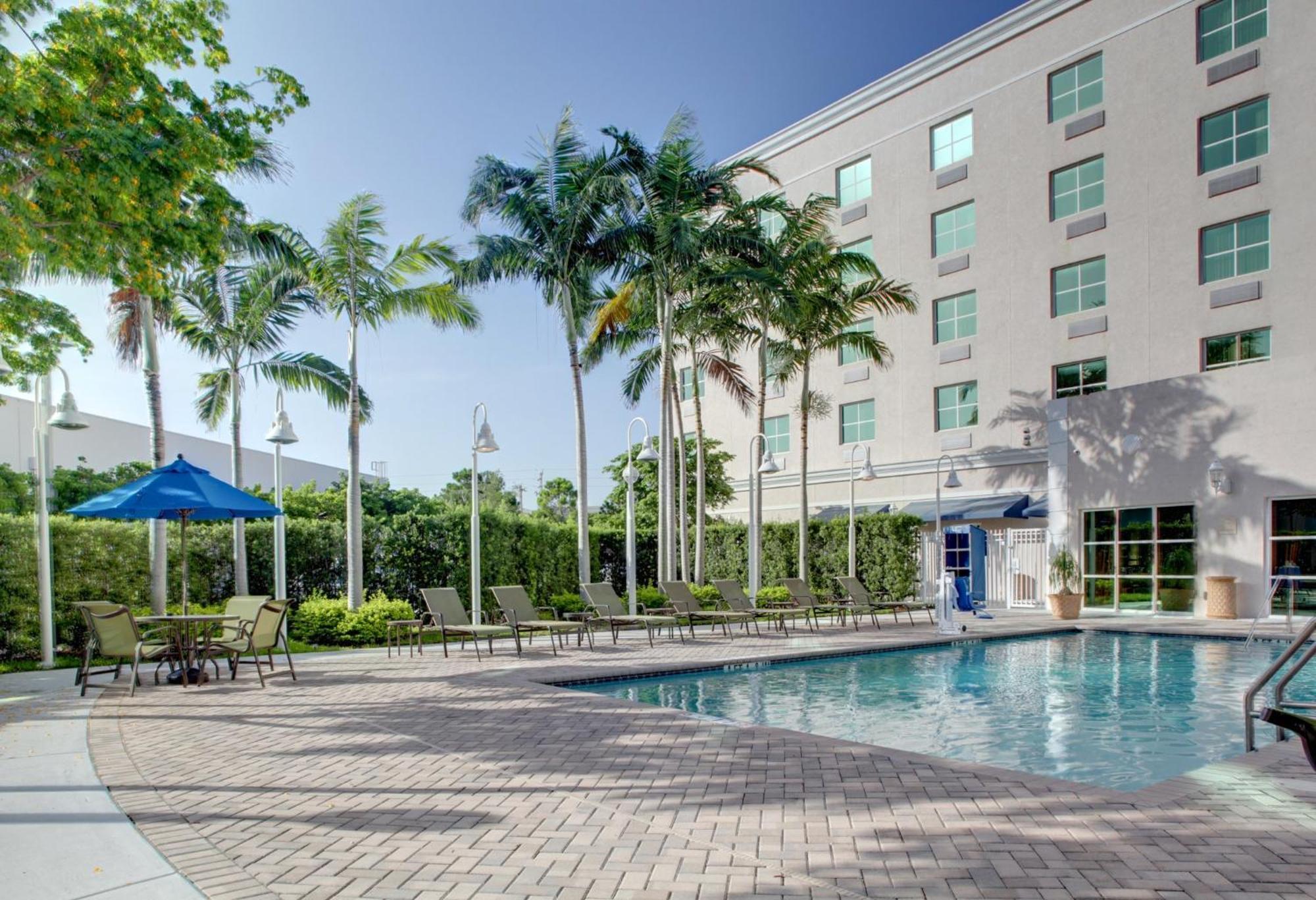 Holiday Inn Express & Suites Miami Kendall By Ihg Country Walk Eksteriør billede